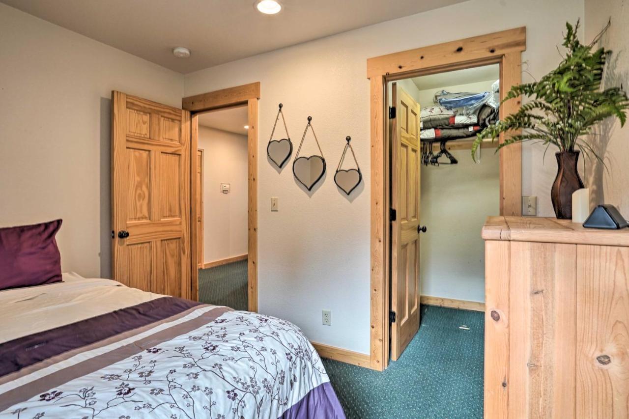 Chalet At Running Y Resort With Wraparound Deck! Klamath Falls Kültér fotó